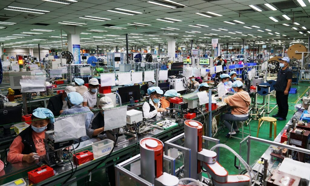 Chinese workers at Foxconn facility in Zhengzhou