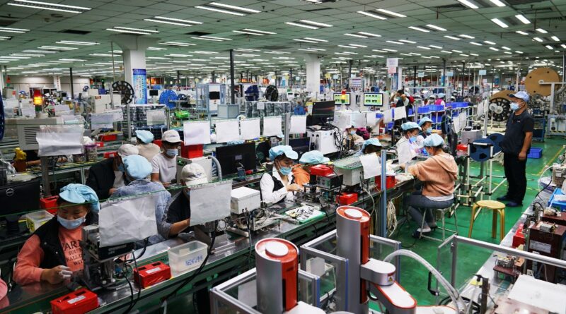 Chinese workers at Foxconn facility in Zhengzhou