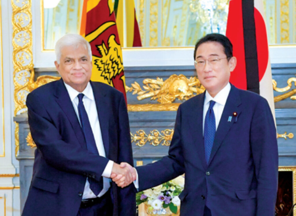 Sri Lanka’s President Wickremesinghe (l) with Japanese PM Fumio Kishida